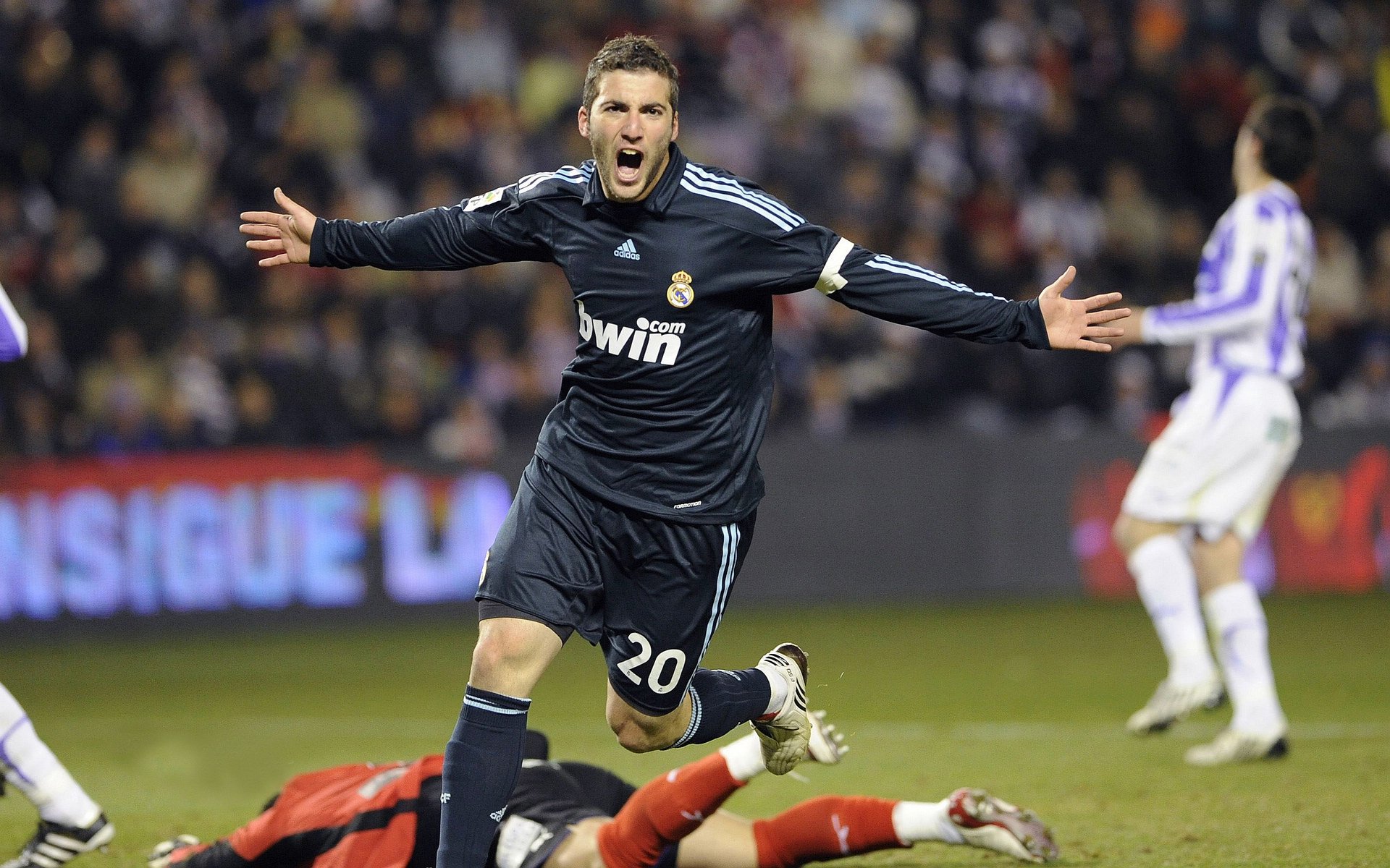 冰与火之歌，卢卡库关键一击，沙特粉碎冰岛童话