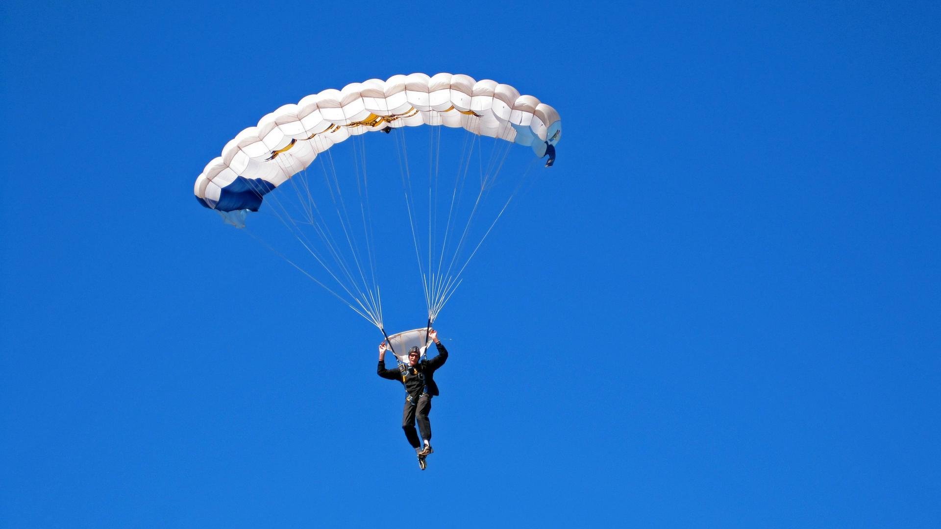 独行侠横扫广东队，胡金秋刷新纪录，个体英雄主义与团队荣耀的交织